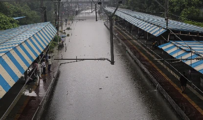 Mumbai rain update| भारी बारिश के बीच आईएमडी ने रेड अलर्ट घोषित किया, पुलिस ने जारी की एडवाइजरी