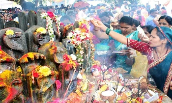 नाग पंचमी के अवसर पर भक्तों ने की पूजा-अर्चना