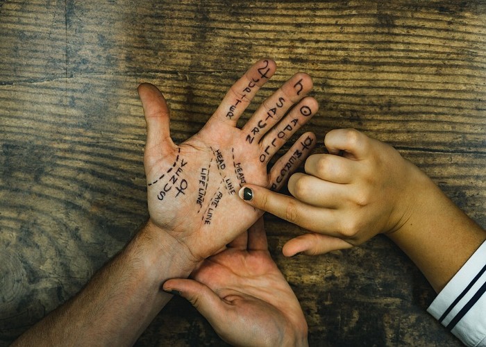 Palmistry: हथेली की इस रेखा से जानें कब होगी शादी, जानिए लव होगी या अरेंज मैरिज