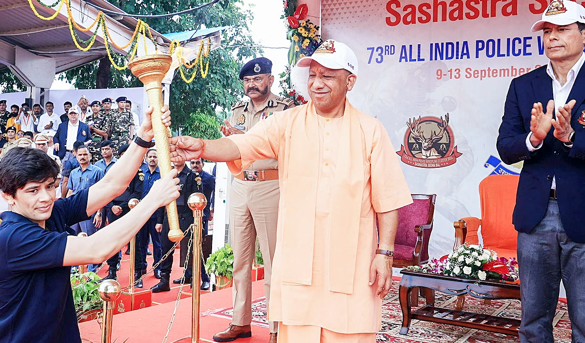 chief minister yogi adityanath flagged off the cleanliness volunteers - Prabhasakshi latest news in hindi