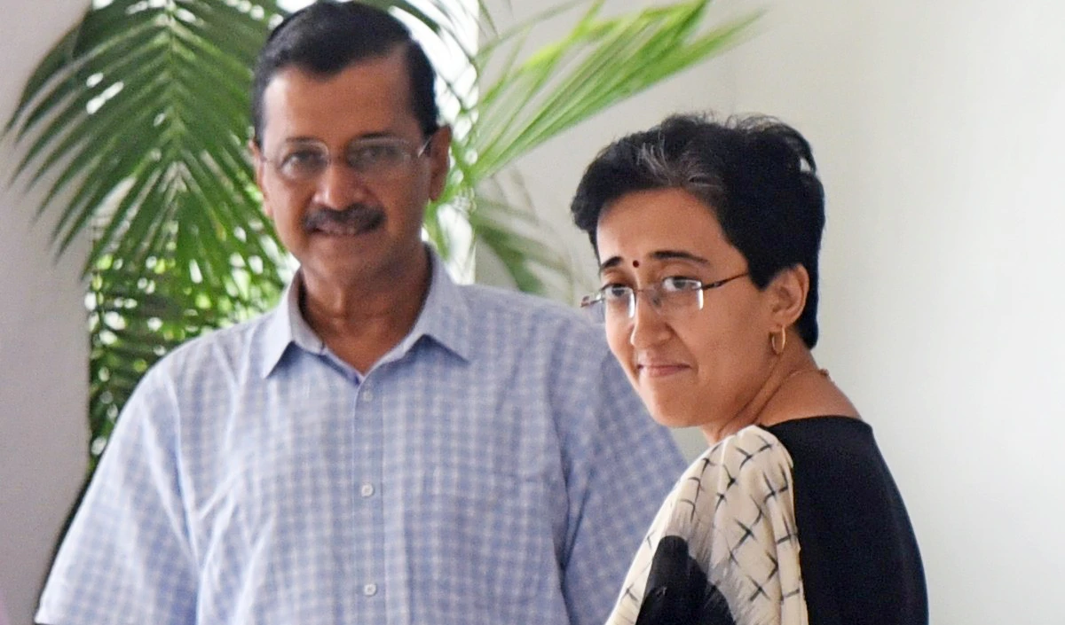 delhi atishi touched the feet of guru arvind kejriwal ministers told their priorities - Prabhasakshi latest news in hindi