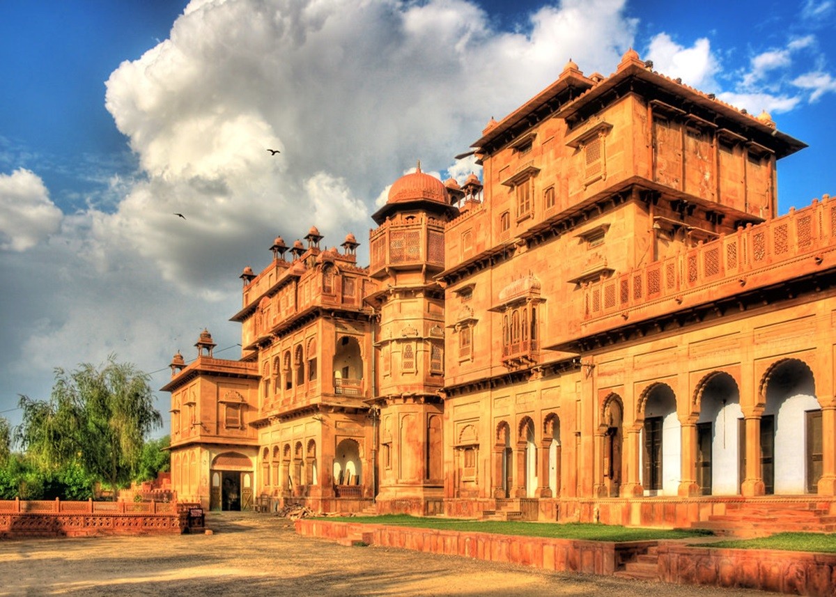 Travel Tips: इस वीकेंड हैदराबाद में 2 दिन के लिए प्लान करें धमाकेदार ट्रिप, फैमिली के साथ घूमें ये फेमस जगहें