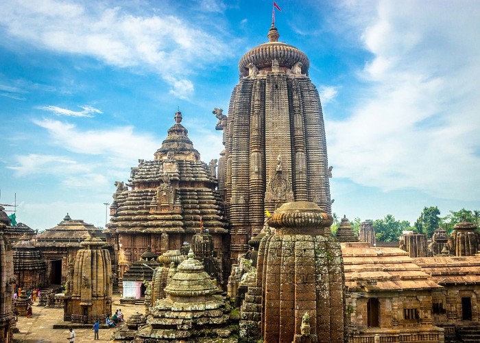 Temple Rules: मंदिर की दहलीज पर भूलकर भी नहीं रखना चाहिए पैर, देवताओं का होता है अनादर