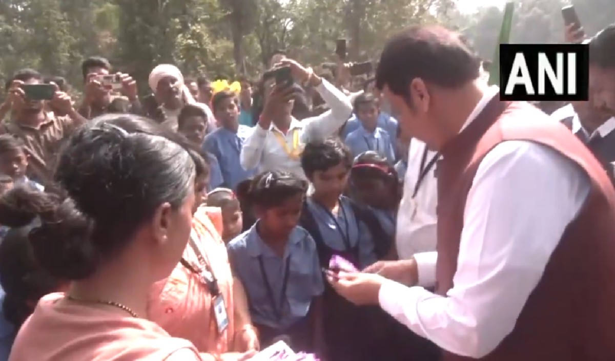 महाराष्ट्र-छत्तीसगढ़ सीमा पर पुल का CM फडणवीस ने किया उद्घाटन, कहा- 75 साल के बाद यहां के लोगों को राज्य परिवहन की बस देखने को मिलेगी महाराष्ट्र-छत्तीसगढ़ सीमा पर पुल का CM फडणवीस ने किया उद्घाटन, कहा- 75 साल के बाद यहां के लोगों को राज्य परिवहन की बस देखने को मिलेगी