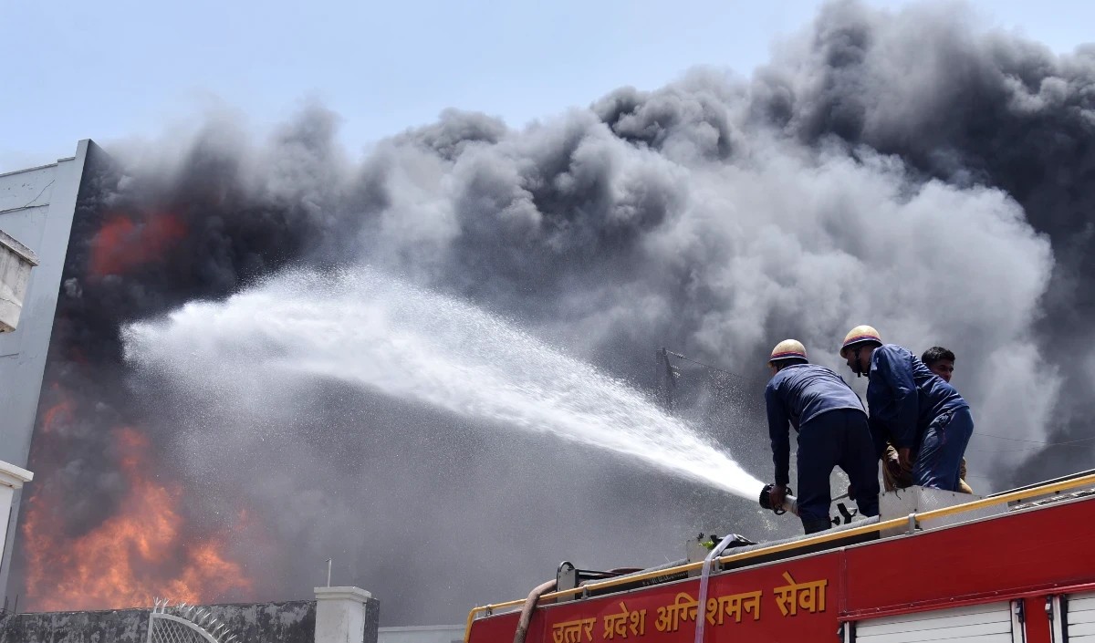 gujarat four workers killed in fire at surat steel plant - Prabhasakshi latest news in hindi