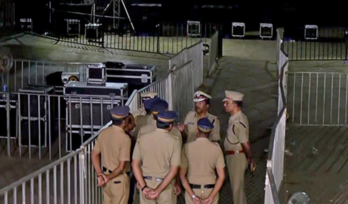 बेटे से मिलने आईआईटी-खड़गपुर पहुंचे थे माता-पिता, कमरा खोला तो पंखे से झूलती दिखी लाश