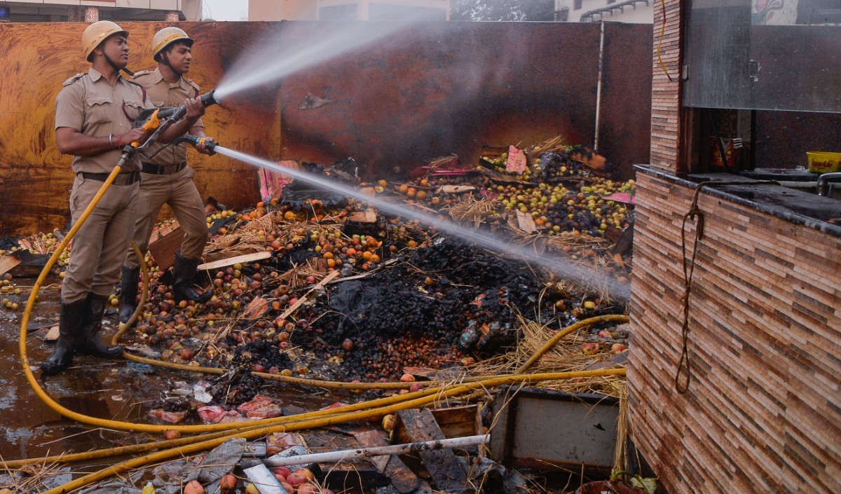 पश्चिमी दिल्ली में घर में आग लगने से बुजुर्ग महिला की जलकर मौत, 2 अन्य घायल