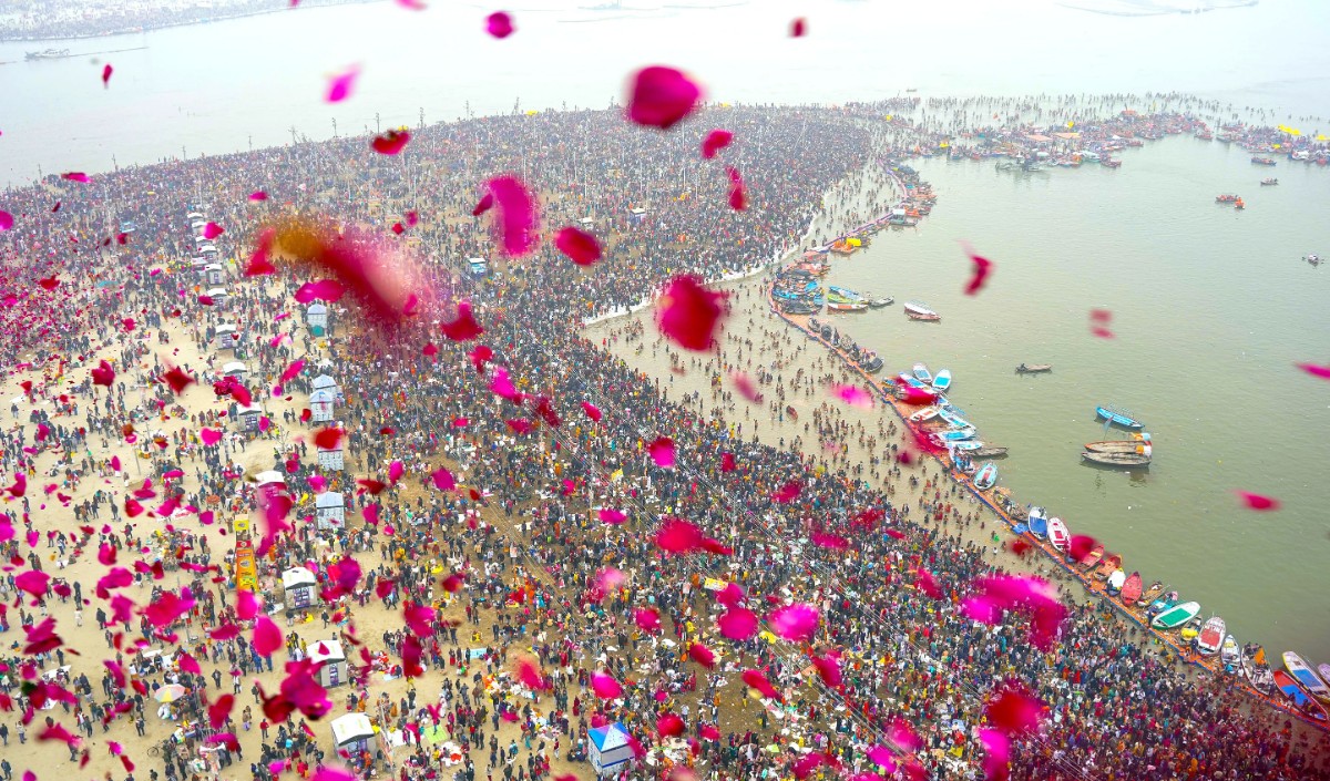 mahakumbh 2025 3 50 crore devotees took a dip of faith flowers showered by  helicopter at sangam - Prabhasakshi latest news in hindi