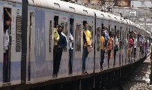 Mumbai Local ने शानदार तरीके से किया 2025 का स्वागत, इंटरनेट पर वीडियो हो रहा वायरल