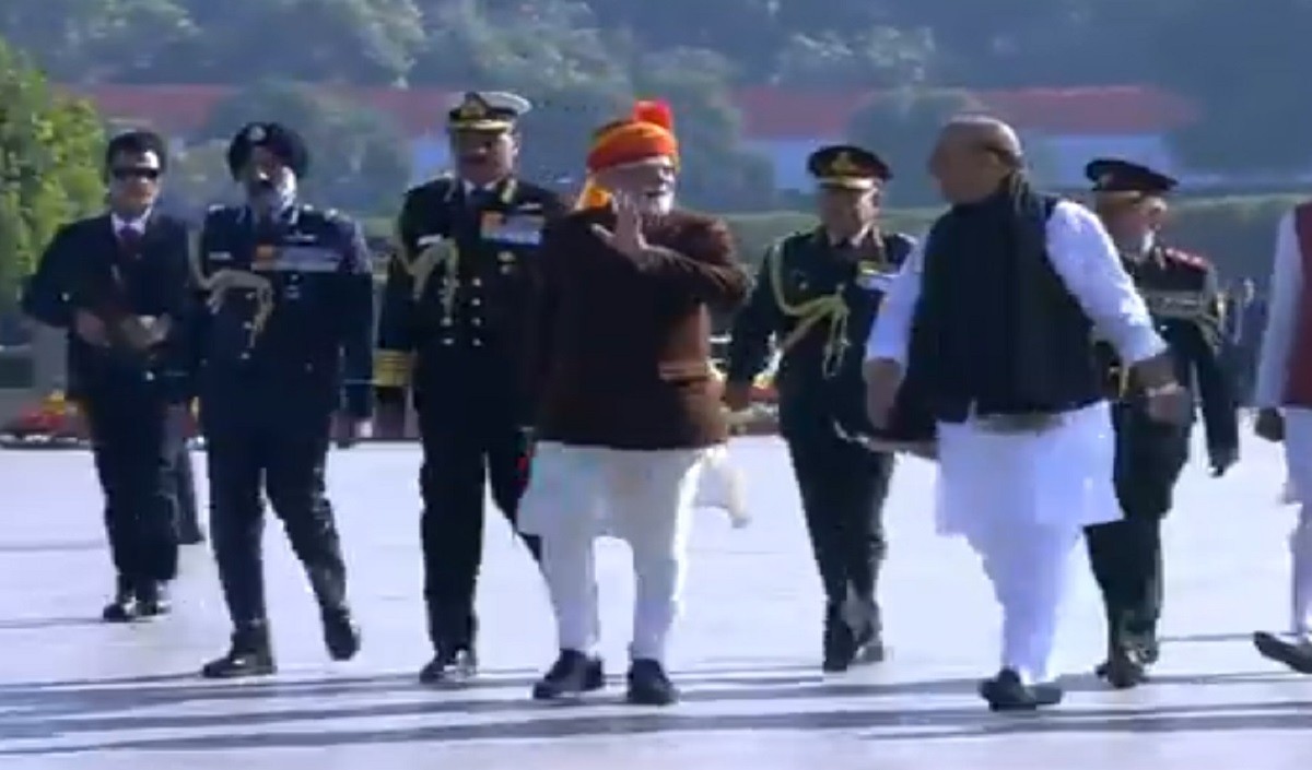 76th Republic Day: धारीदार पगड़ी, बांधगला कोट, PM मोदी के परिधान में दिखा पारंपरिक और आधुनिकता का संगम,