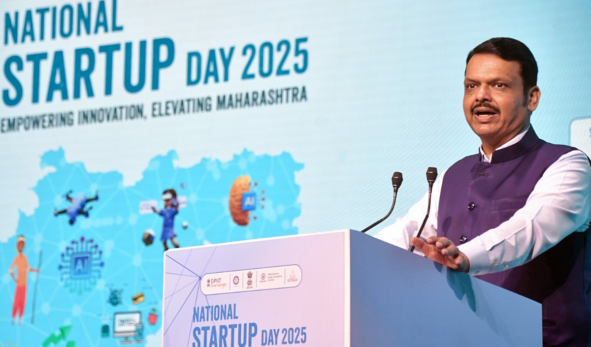 फडणवीस से लोगों से देश को मजबूत बनाने वाली लोकतंत्र की भावना का जश्न मनाने को कहा फडणवीस से लोगों से देश को मजबूत बनाने वाली लोकतंत्र की भावना का जश्न मनाने को कहा