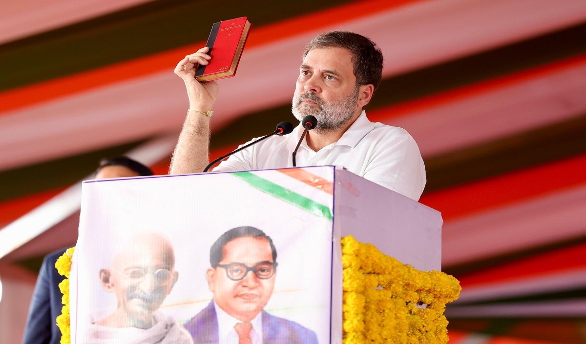 IIT करने वालों को नहीं मिल रही नौकरी, दलित और पिछड़ों को बनाया जा रहा गुलाम, हाथों में संविधान उठा राहुल ने बीजेपी-आरएसएस पर अब क्या कहा?