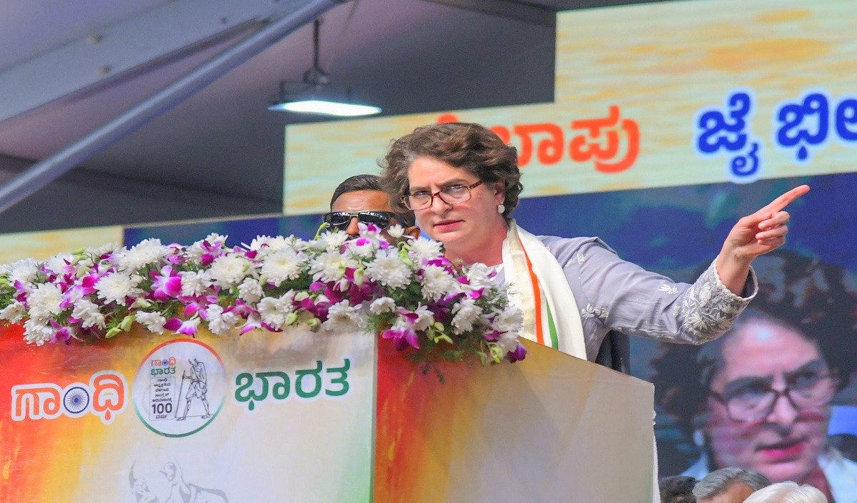 प्रियंका गांधी ने किया वायनाड दौरा, CPM कार्यकर्ताओं ने दिखाए काले झंडे प्रियंका गांधी ने किया वायनाड दौरा, CPM कार्यकर्ताओं ने दिखाए काले झंडे