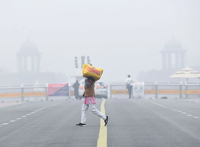 दिल्ली में ठंड का प्रकोप जारी, छाया घना कोहरा