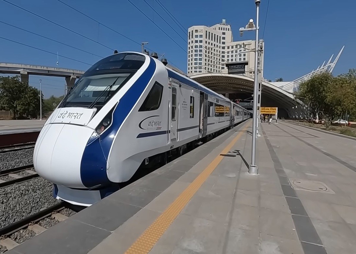 Travel Tips: यहां देखें महाकुंभ के लिए चलाई जा रही हैं स्पेशल ट्रेनों की लिस्ट, अभी बुक कराएं टिकट