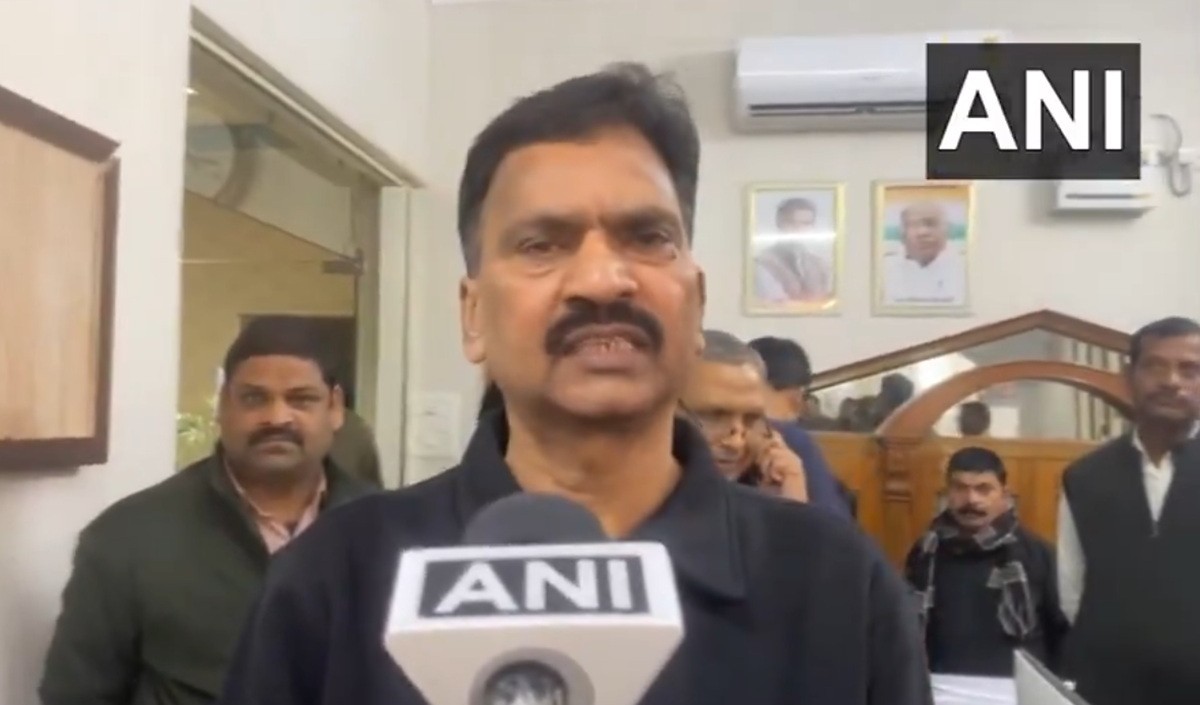 Rakesh Rathore Arrested In Rape Case | कांग्रेस सांसद राकेश राठौर को प्रेस कॉन्फ्रेंस के बीच में ही बलात्कार के आरोप में गिरफ्तार कर लिया गया