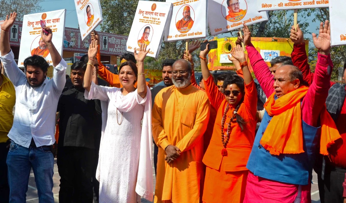 नरसिंहानंद ने प्रधानमंत्री को खून से लिखा पत्र, बांग्लादेश में हिंदुओं की रक्षा करने का अनुरोध किया