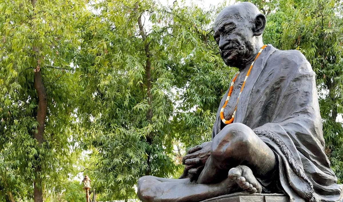 लंदन में गांधी प्रतिमा पर हमला: क्या गांधीवादी विचार को कुचलने की राजनीति? London Gandhi Statue Vandalism news image