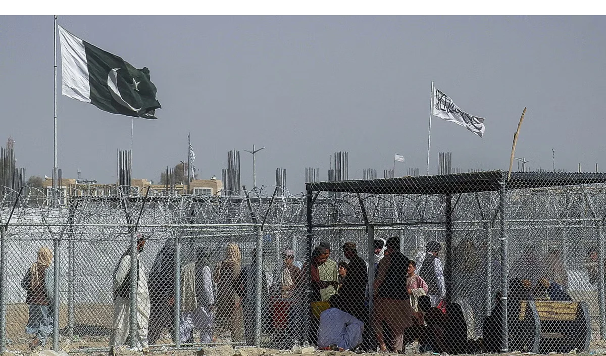 अफगानिस्तान-पाकिस्तान सीमा पर क्या हुआ? 58 पाक सैनिक हताहत, तनाव उजागर Afghanistan Pakistan Border Tensions Rise news image