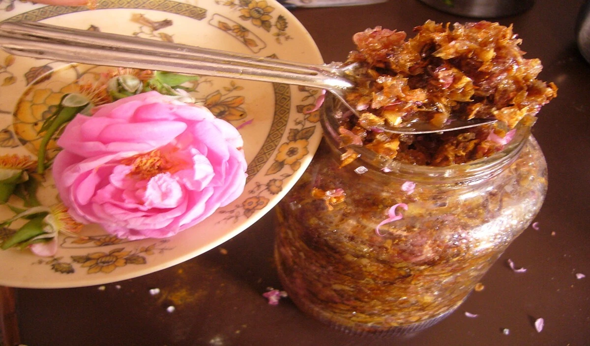 एसिडिटी से पाएं तुरंत राहत: गुलकंद के स्वास्थ्य लाभ और सेवन विधि। Spicy Fried Food Issues news image