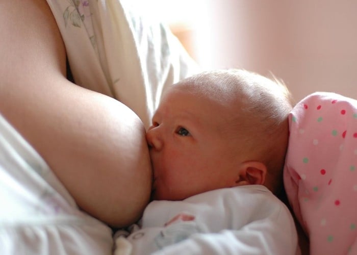 Ovarian Cancer: स्तनपान है ओवरी कैंसर से बचाव का सबसे बड़ा हथियार, एक्सपर्ट भी मानते हैं यह सच