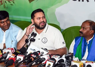 तेजस्वी का बिहार में बड़ा चुनावी वादा: पंचायती राज को दोगुना भत्ता, ₹50 लाख बीमा, पेंशन
