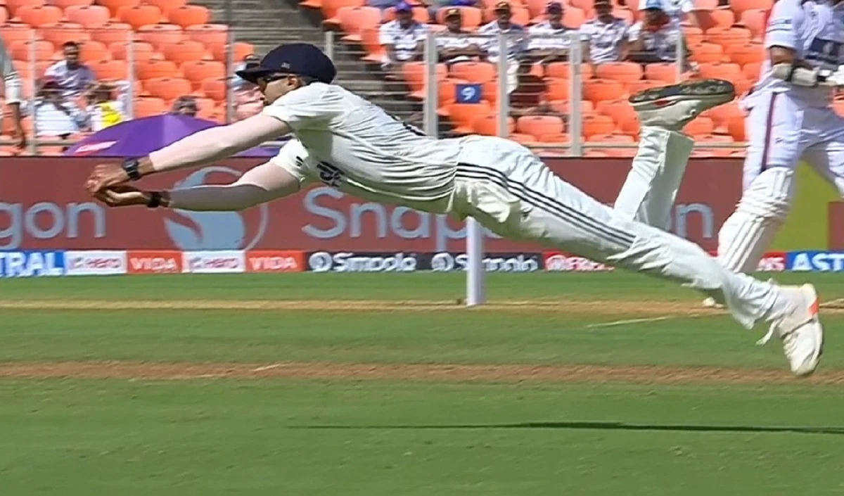 IND vs WI: नीतीश रेड्डी का गजब कैच, क्रिकेट मैदान पर दिखाया फुर्ती का नजारा Nitish Reddy Agile Catching Skills news image