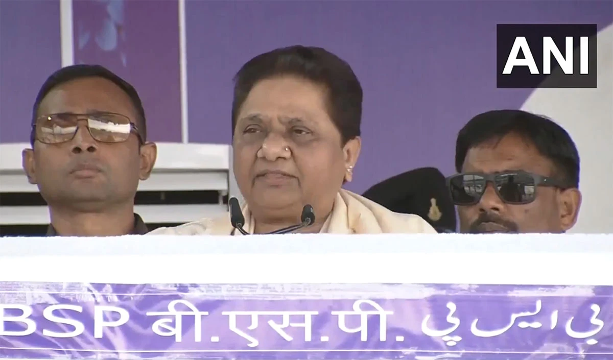 मायावती ने लखनऊ में छेड़ी नई राजनीतिक बहस: सपा-कांग्रेस पर हमले, योगी की सराहना Mayawati's Strong Political Stand news image