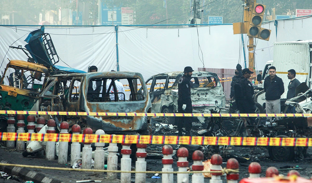 लाल किला विस्फोट: दिल्ली की सुरक्षा घेरे पर गंभीर सवाल, राजनीति पर क्या असर? Delhi Red Fort Explosion Rocks news image