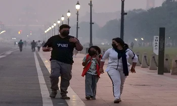 प्रदूषण से जूझती दिल्ली प्रदूषण से जूझती दिल्ली