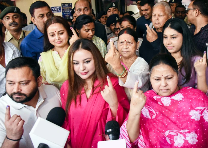 लालू परिवार में घमासान जारी! रोहिणी के आरोपों से मचा सियासी बवाल, जानें यादव कुनबे का पूरा फैमिली ट्री