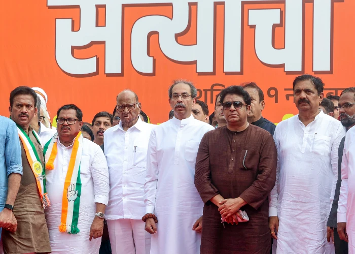 उद्धव-राज ठाकरे एक मंच पर, बोले- वोटर लिस्ट में बड़ी धांधली, चुनाव आयोग पर हमला