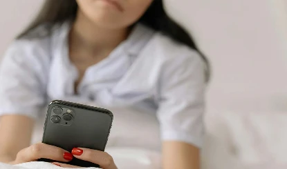 Skin Care: जानिए क्या होता है मोबाइल स्किन टैन और कैसे बचें इससे