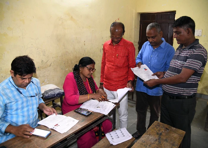 बरेली: SIR के काम का तनाव, शिक्षक बीएलओ की हार्ट अटैक से मौत, परिवार में कोहराम