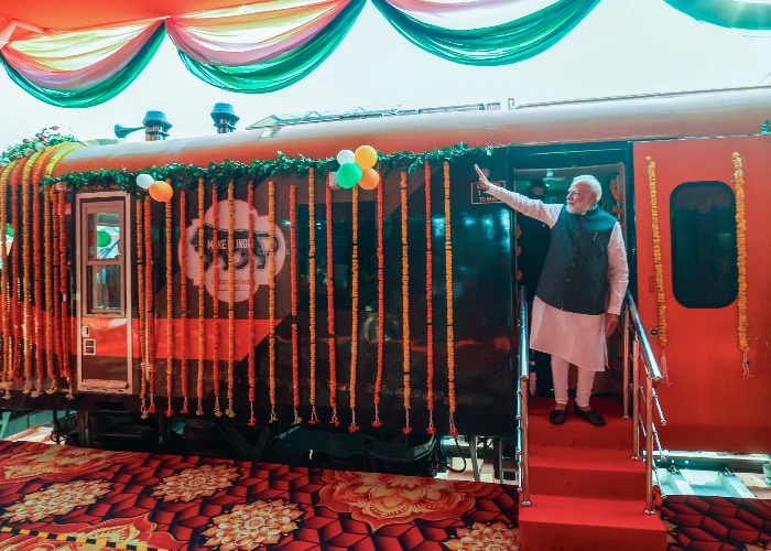 PM Modi Varanasi Visit: वाराणसी को वंदे भारत की सौगात, खजुराहो संग अब तीर्थाटन को मिलेगी नई उड़ान