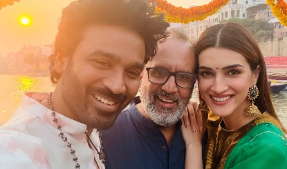 Tere Ishk Mein की सफलता की खुशी में डूबे धनुष-कृति, पुणे के गणपति मंदिर में टेका माथा