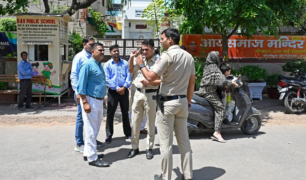 दिल्ली के कई स्कूलों को बम से उड़ाने की मिली धमकी, छात्रों को सुरक्षित निकाला गया