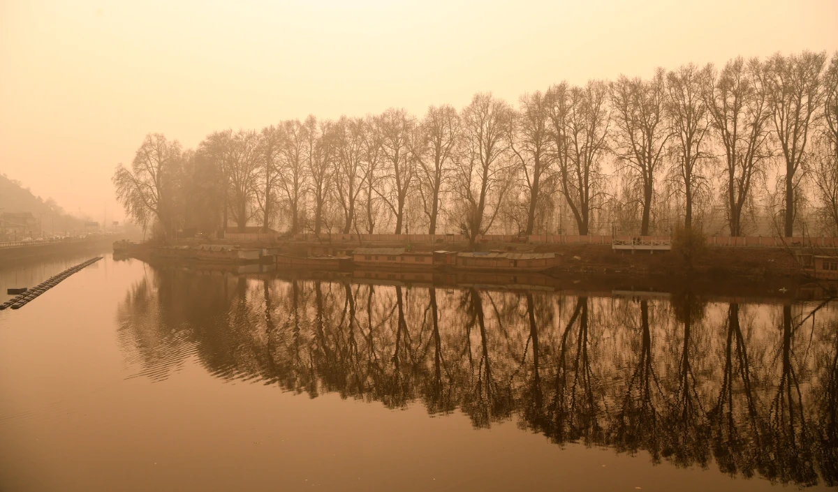 Cold wave: कश्मीर घाटी में शीतलहर जारी, तापमान शून्य से नीचे गिरा