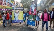 Kolkata पर चढा Messi का खुमार, आधी रात को स्वागत के लिये पहुंचे हजारों फुटबॉलप्रेमी Kolkata पर चढा Messi का खुमार, आधी रात को स्वागत के लिये पहुंचे हजारों फुटबॉलप्रेमी