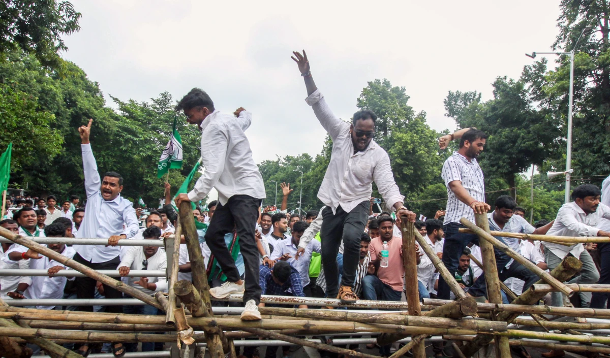 ओडिशा में राजनीतिक झड़प: बीजद कार्यकर्ताओं ने डीजीपी कार्यालय के सामने प्रदर्शन किया