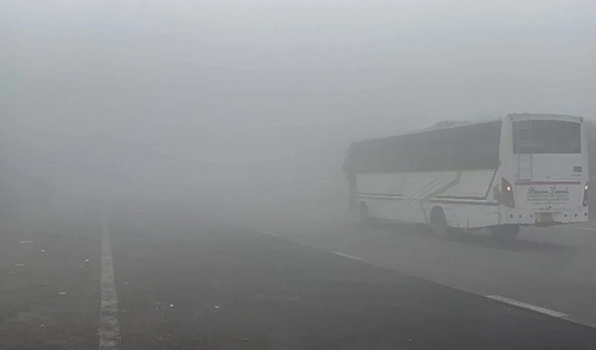 Yamuna Expressway Accident | मथुरा में यमुना एक्सप्रेसवे पर 7 बस समेत आपस में भिड़ी 10 गाड़िया , चार लोगों की मौत और 25 अन्य घायल