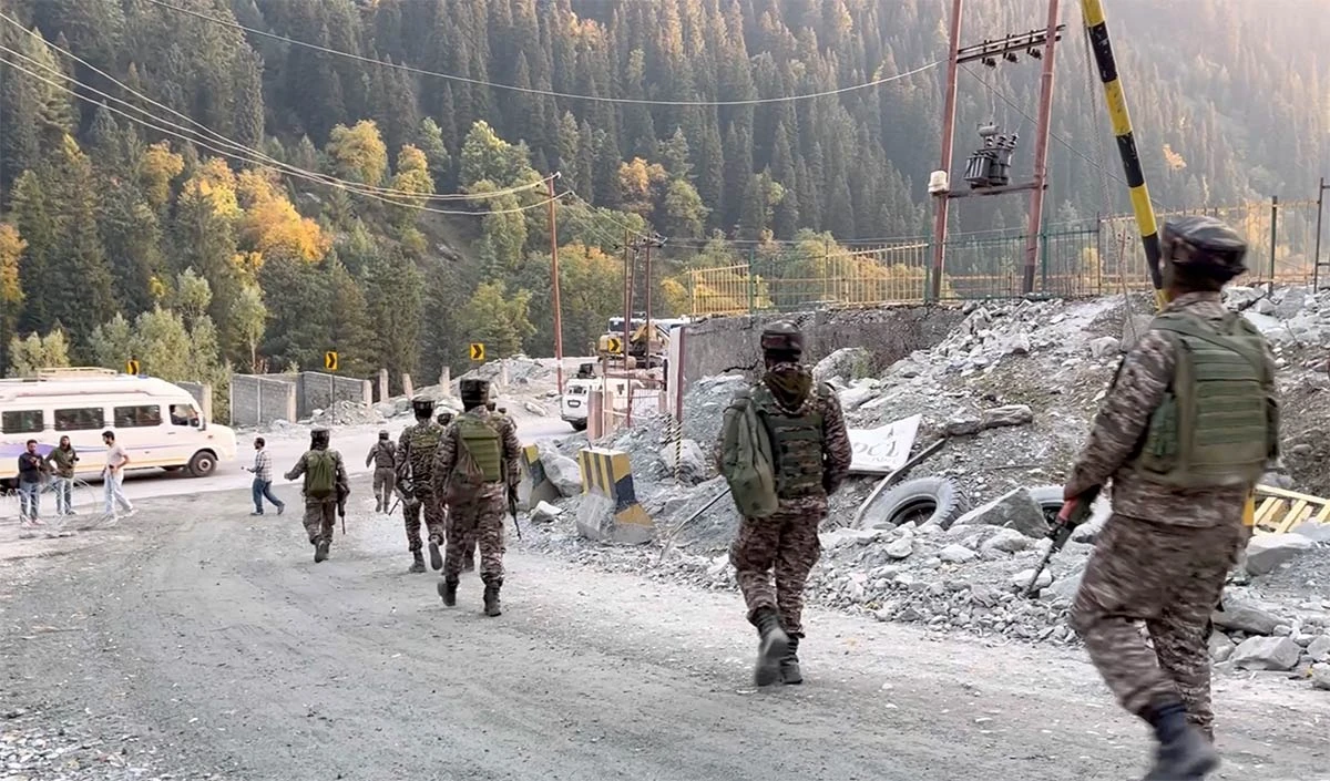 Udhampur में मुठभेड़ के दौरान जवान शहीद, Kupwara में बारूदी सुरंग विस्फोट में भी एक जवान की जान गयी, आतंकी घेरे गये