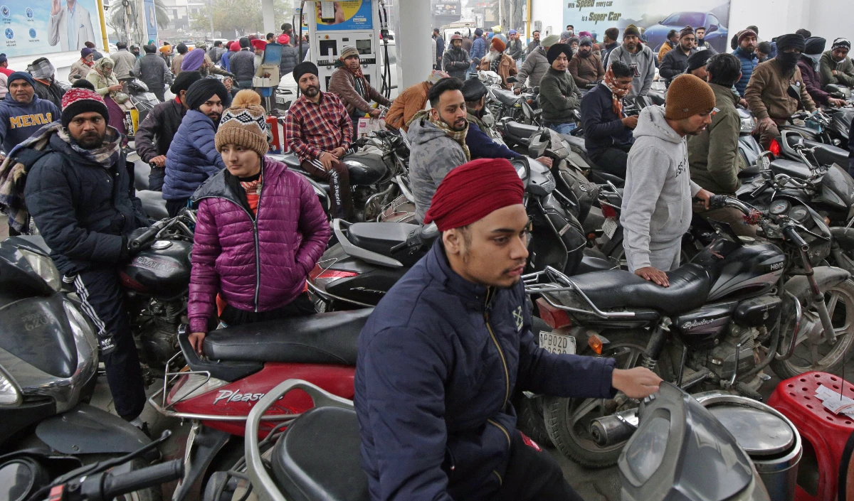 Delhi Pollution Control | दिल्ली में PUC सर्टिफिकेट के बिना गाड़ियों को फ्यूल नहीं मिलेगा, ज़हरीले स्मॉग से राजधानी का घुट रहा दम 