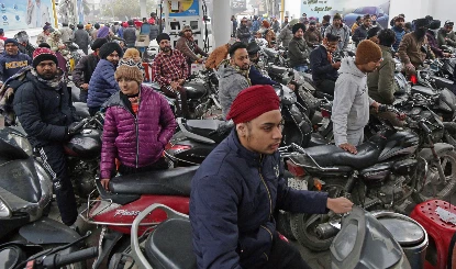 Delhi Pollution Control | दिल्ली में PUC सर्टिफिकेट के बिना गाड़ियों को फ्यूल नहीं मिलेगा, ज़हरीले स्मॉग से राजधानी का घुट रहा दम