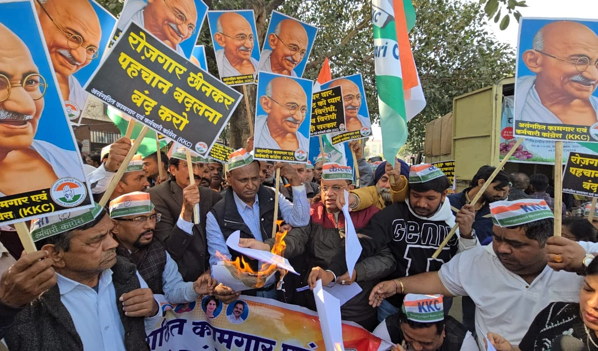 MGNREGA का नाम बदलने के विरोध में कांग्रेस का राष्ट्रव्यापी प्रदर्शन, नेताओं ने जलाईं VB-G Ram G Bill की प्रतियां