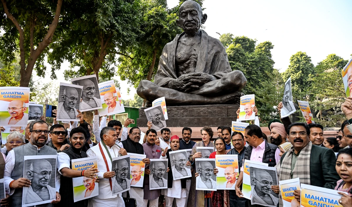 National Herald case: विपक्षी सांसदों ने किया संसद भवन परिसर में विरोध प्रदर्शन, लगाए सत्यमेव जयते के नारे