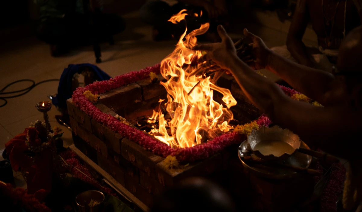 हवन होने के बाद बची हुई राख का क्या करें? करें ये उपाय चमक उठेगी किस्मत हवन होने के बाद बची हुई राख का क्या करें? करें ये उपाय चमक उठेगी किस्मत