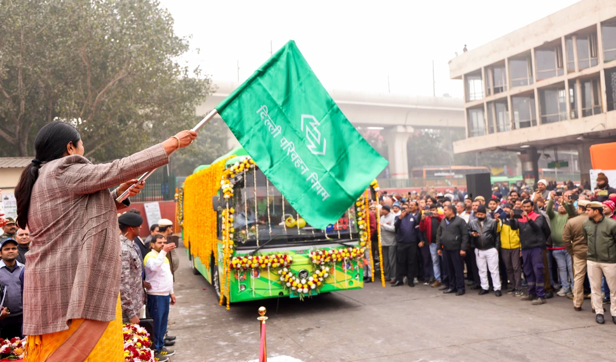 Rekha Gupta ने 100 नई इलेक्ट्रिक बसों को दिखाई हरी झंडी, प्रदूषण को लेकर कर दिया बड़ा दावा
