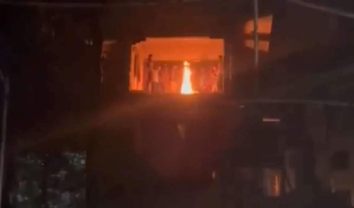 Bangladesh में अचानक सड़कों पर उतरे हजारों प्रदर्शनकारी, शेख मुजीब का घर फूंक डाला