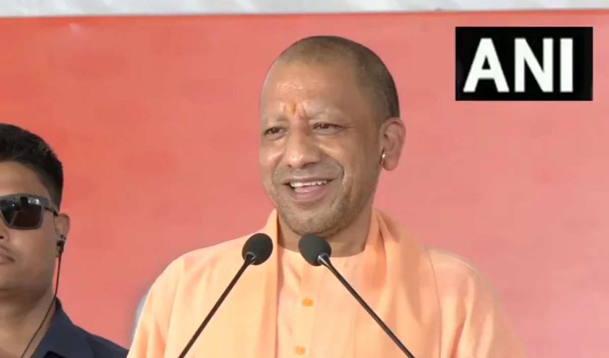 धूल चेहरे पर था आईना साफ करता रहा..., Codeine cough syrup case में CM Yogi का अखिलेश पर तंज